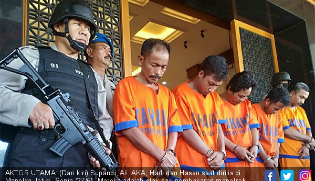 AKTOR UTAMA: (Dari kiri) Supandi, Ali, AKA, Hadi dan Hasan saat dirilis di Mapolda Jatim, Senin (27/5). Mereka adalah otak dari pembakaran mapolsek Tambelangan, Kabupaten Sampang. - JPNN.com