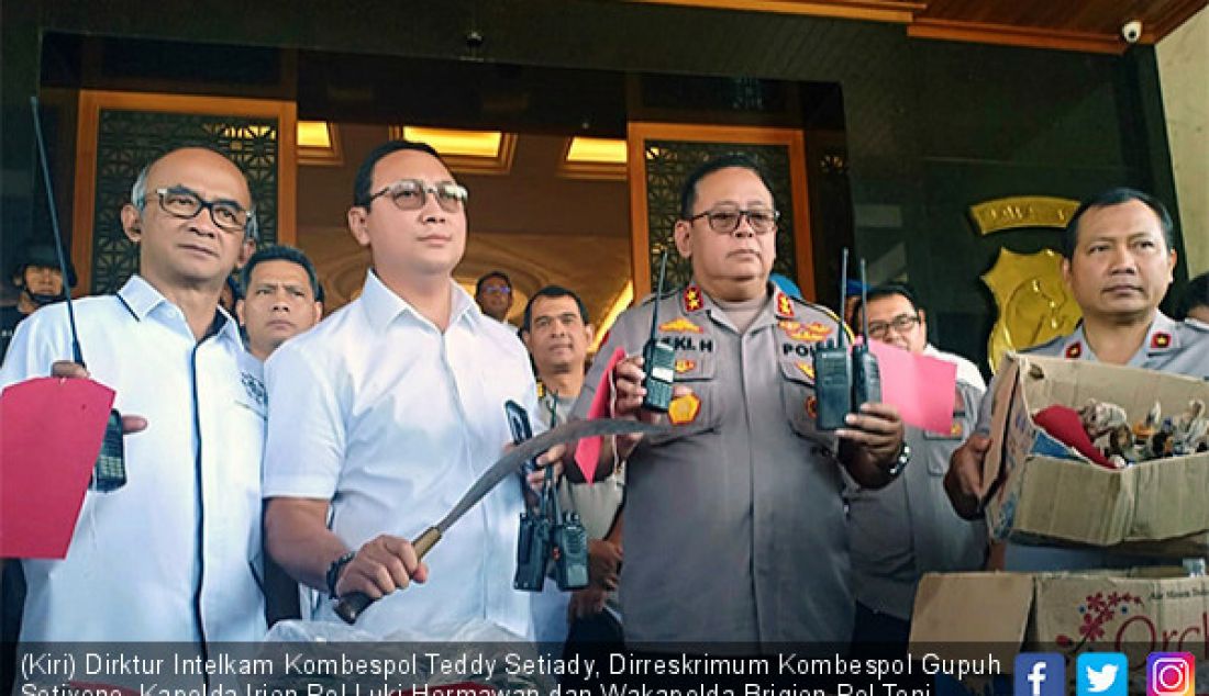 (Kiri) Dirktur Intelkam Kombespol Teddy Setiady, Dirreskrimum Kombespol Gupuh Setiyono, Kapolda Irjen Pol Luki Hermawan dan Wakapolda Brigjen Pol Toni Hermanto saat merilis pelaku pembakaran Polsek Tambelangan, Senin (27/5). - JPNN.com