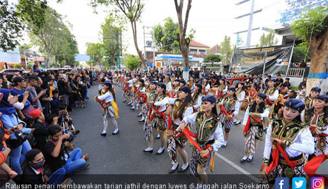 Ratusan penari membawakan tarian jathil dengan luwes di tengah jalan Soekarno Hatta, kota Madiun, Senin (27/5). - JPNN.com