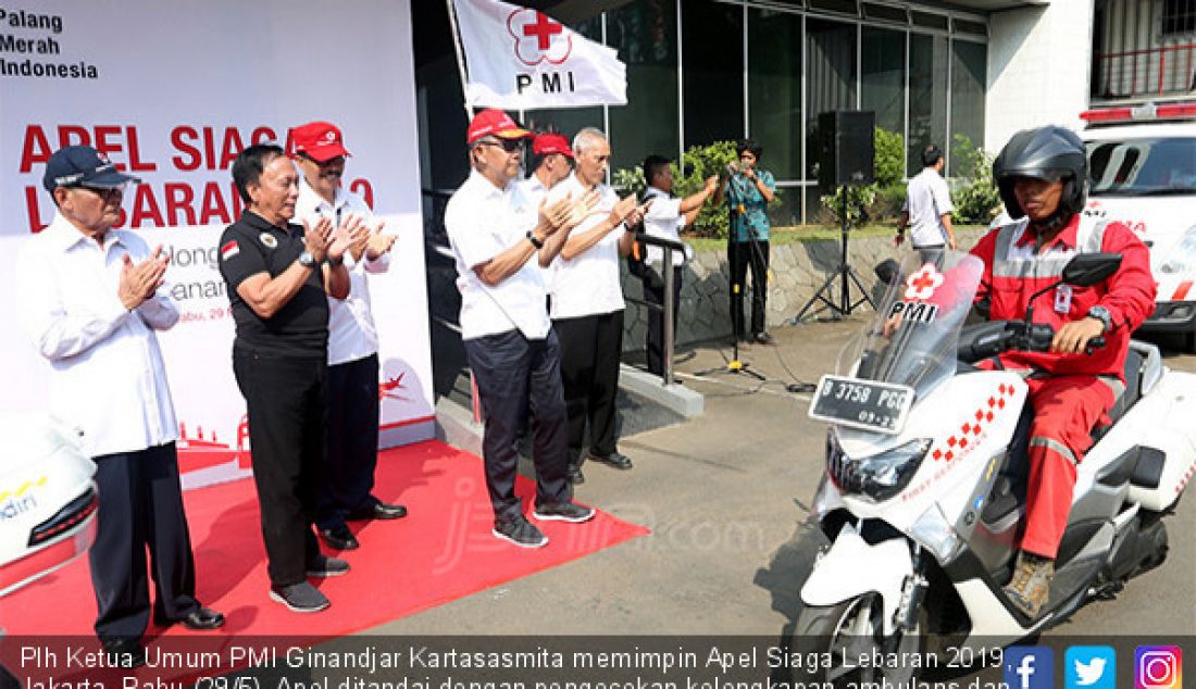 Plh Ketua Umum PMI Ginandjar Kartasasmita memimpin Apel Siaga Lebaran 2019, Jakarta, Rabu (29/5). Apel ditandai dengan pengecekan kelengkapan ambulans dan pelepasan 60 petugas Pertolongan Pertama (PP) beserta 15 unit ambulans. - JPNN.com