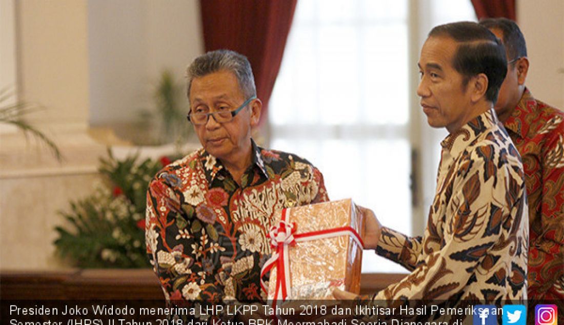 Presiden Joko Widodo menerima LHP LKPP Tahun 2018 dan Ikhtisar Hasil Pemeriksaan Semester (IHPS) II Tahun 2018 dari Ketua BPK Moermahadi Soerja Djanegara di Istana Negara, Jakarta, Rabu (29/5). Pemerintah mendapatkan WTP dari - JPNN.com