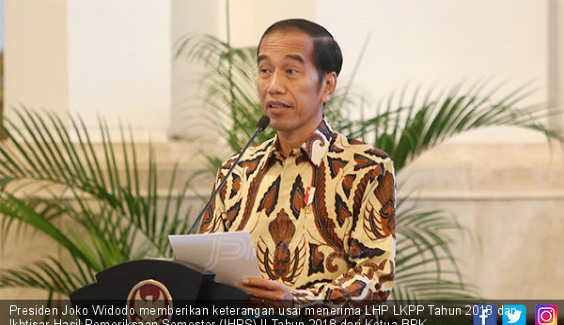 Presiden Joko Widodo memberikan keterangan usai menerima LHP LKPP Tahun 2018 dan Ikhtisar Hasil Pemeriksaan Semester (IHPS) II Tahun 2018 dari Ketua BPK Moermahadi Soerja Djanegara di Istana Negara, Jakarta, Rabu (29/5). - JPNN.com