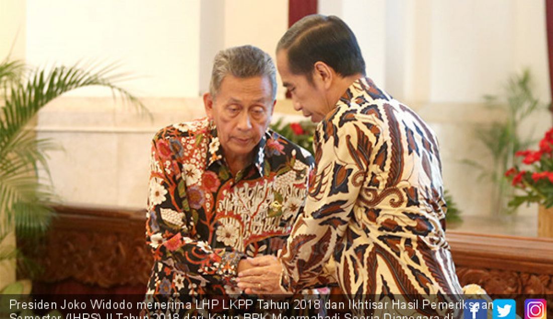 Presiden Joko Widodo menerima LHP LKPP Tahun 2018 dan Ikhtisar Hasil Pemeriksaan Semester (IHPS) II Tahun 2018 dari Ketua BPK Moermahadi Soerja Djanegara di Istana Negara, Jakarta, Rabu (29/5). Pemerintah mendapatkan WTP dari BPK. - JPNN.com