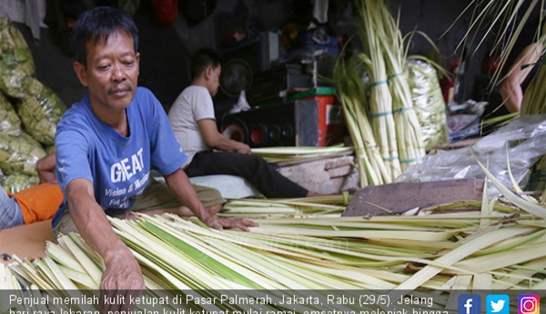 Penjual memilah kulit ketupat di Pasar Palmerah, Jakarta, Rabu (29/5). Jelang hari raya lebaran, penjualan kulit ketupat mulai ramai, omsetnya melonjak hingga 10 kali lipat. - JPNN.com