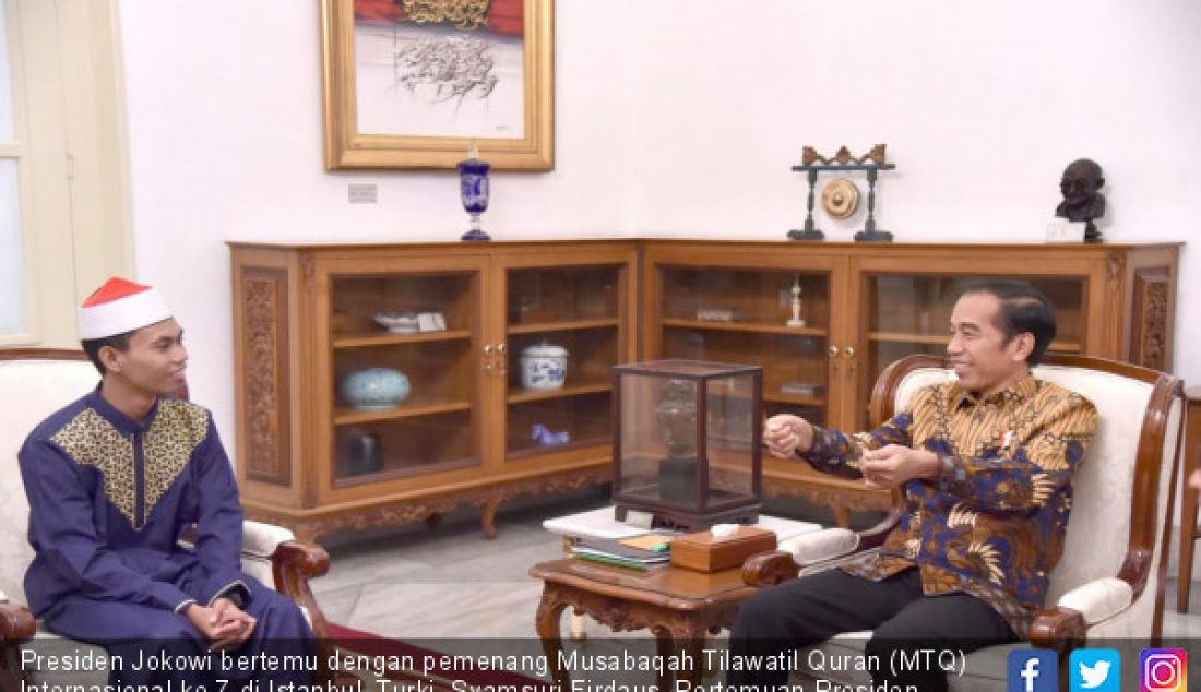 Presiden Jokowi bertemu dengan pemenang Musabaqah Tilawatil Quran (MTQ) Internasional ke-7 di Istanbul, Turki, Syamsuri Firdaus. Pertemuan Presiden dengan qari muda asal Nusa Tenggara Barat tersebut dihelat di Istana Merdeka. - JPNN.com