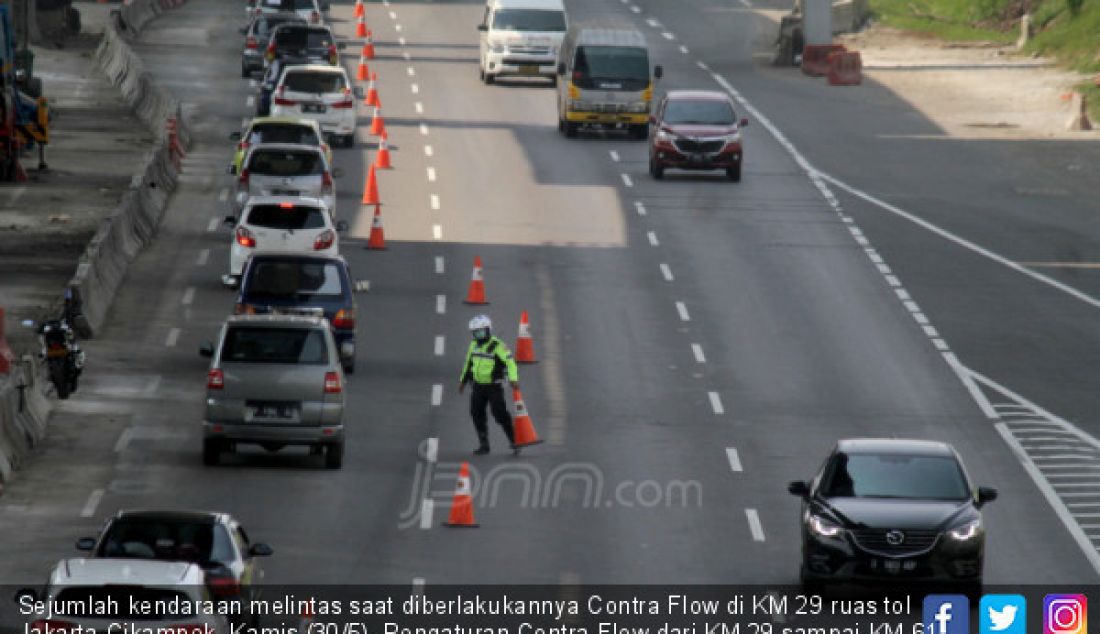 Sejumlah kendaraan melintas saat diberlakukannya Contra Flow di KM 29 ruas tol Jakarta-Cikampek, Kamis (30/5). Pengaturan Contra Flow dari KM 29 sampai KM 61 ruas tol Jakarta-Cikampek, pada pukul 06.00-21.00 WIB dilakukan untuk mengurai kepadatan arus mudik lebaran. - JPNN.com