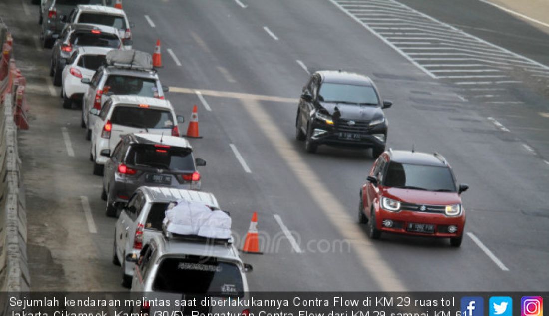 Sejumlah kendaraan melintas saat diberlakukannya Contra Flow di KM 29 ruas tol Jakarta-Cikampek, Kamis (30/5). Pengaturan Contra Flow dari KM 29 sampai KM 61 ruas tol Jakarta-Cikampek, pada pukul 06.00-21.00 WIB dilakukan untuk mengurai kepadatan arus mudik lebaran. - JPNN.com