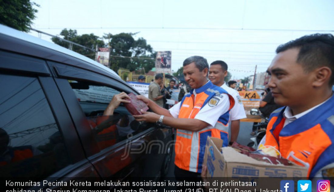 Komunitas Pecinta Kereta melakukan sosialisasi keselamatan di perlintasan sebidang di Stasiun Kemayoran Jakarta Pusat, Jumat (31/5). PT KAI Daop I Jakarta bersama Komunitas Pecinta Kereta mengajak pengendara mematuhi rambu lalu lintas untuk mengurangi kecelakaan diperlintasan sebidang jalur kereta api. - JPNN.com