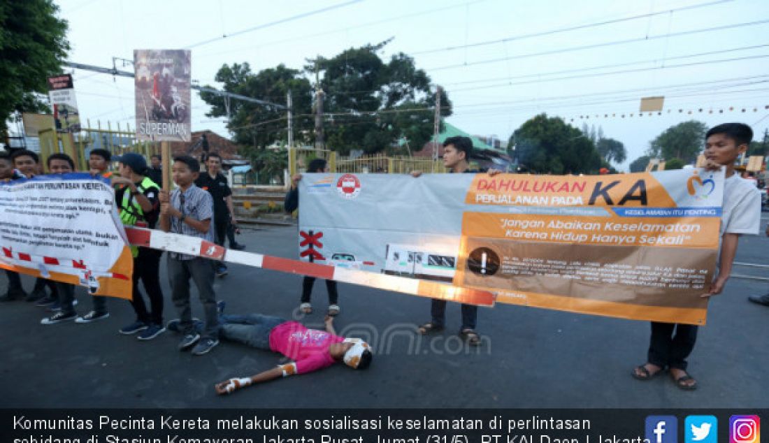 Komunitas Pecinta Kereta melakukan sosialisasi keselamatan di perlintasan sebidang di Stasiun Kemayoran Jakarta Pusat, Jumat (31/5). PT KAI Daop I Jakarta bersama Komunitas Pecinta Kereta mengajak pengendara mematuhi rambu lalu lintas untuk mengurangi kecelakaan diperlintasan sebidang jalur kereta api. - JPNN.com