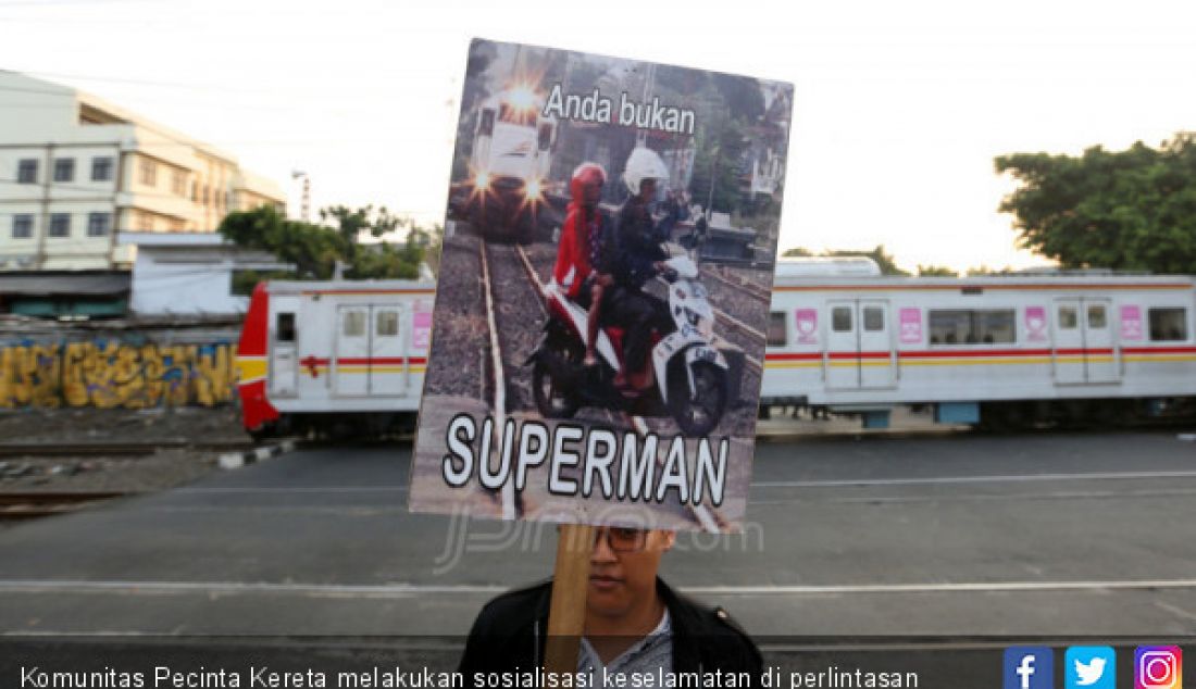 Komunitas Pecinta Kereta melakukan sosialisasi keselamatan di perlintasan sebidang di Stasiun Kemayoran Jakarta Pusat, Jumat (31/5). - JPNN.com