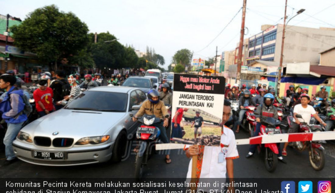 Komunitas Pecinta Kereta melakukan sosialisasi keselamatan di perlintasan sebidang di Stasiun Kemayoran Jakarta Pusat, Jumat (31/5). PT KAI Daop I Jakarta bersama Komunitas Pecinta Kereta mengajak pengendara mematuhi rambu lalu lintas untuk mengurangi kecelakaan diperlintasan sebidang jalur kereta api. - JPNN.com