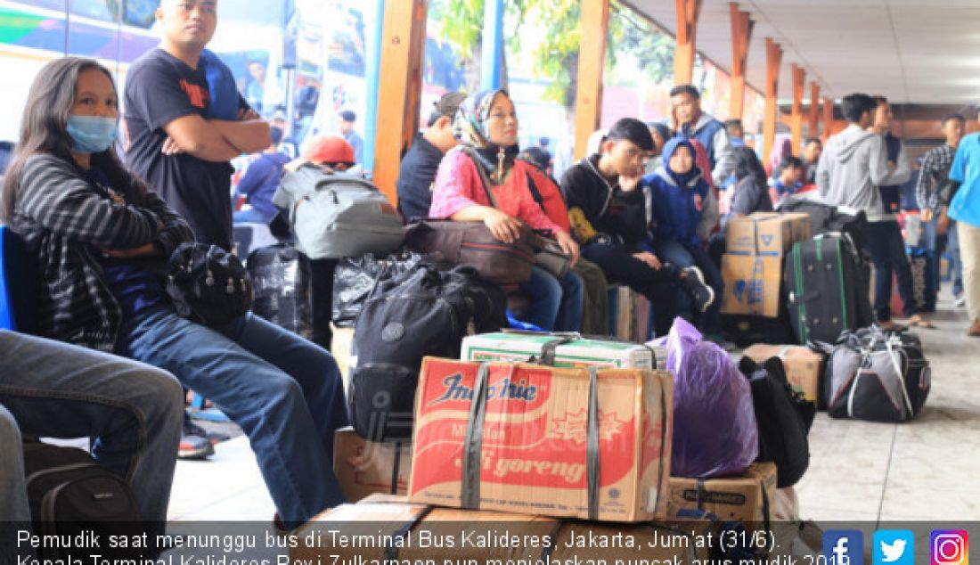 Pemudik saat menunggu bus di Terminal Bus Kalideres, Jakarta, Jum'at (31/6). Kepala Terminal Kalideres Revi Zulkarnaen pun menjelaskan puncak arus mudik 2019 di Terminal Kalideres terjadi pada H-6 Idul Fitri 1440 H. - JPNN.com