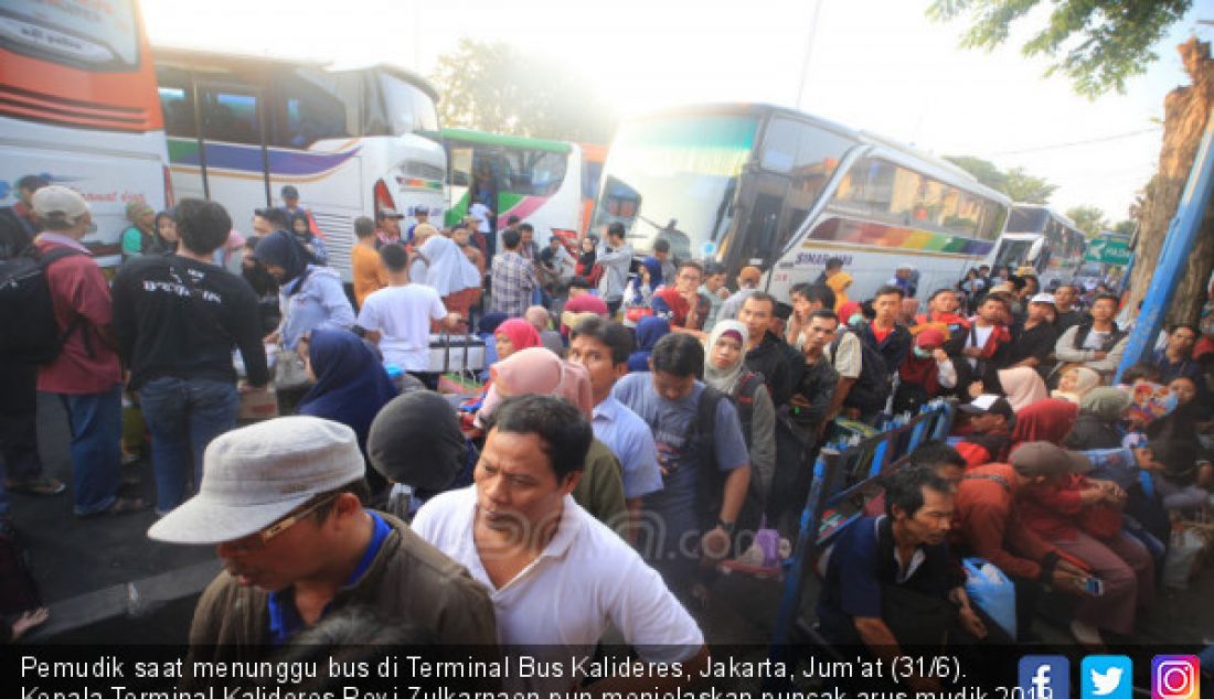 Pemudik saat menunggu bus di Terminal Bus Kalideres, Jakarta, Jum'at (31/6). Kepala Terminal Kalideres Revi Zulkarnaen pun menjelaskan puncak arus mudik 2019 di Terminal Kalideres terjadi pada H-6 Idul Fitri 1440 H. - JPNN.com