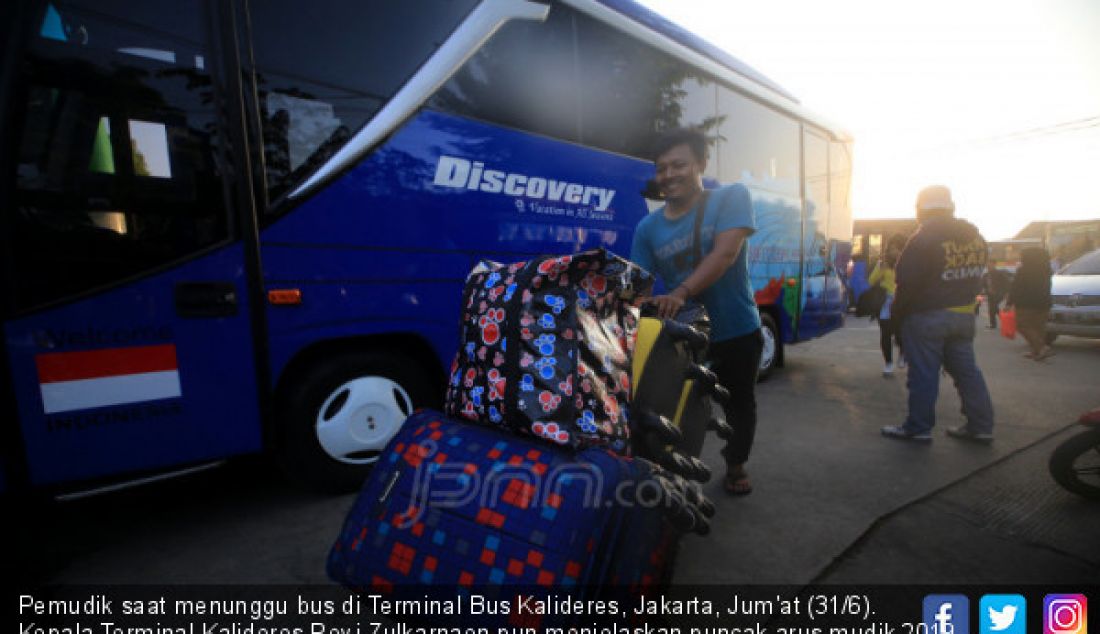 Pemudik saat menunggu bus di Terminal Bus Kalideres, Jakarta, Jum'at (31/6). Kepala Terminal Kalideres Revi Zulkarnaen pun menjelaskan puncak arus mudik 2019 di Terminal Kalideres terjadi pada H-6 Idul Fitri 1440 H. - JPNN.com