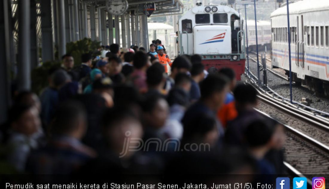 Pemudik saat menaiki kereta di Stasiun Pasar Senen, Jakarta, Jumat (31/5). - JPNN.com