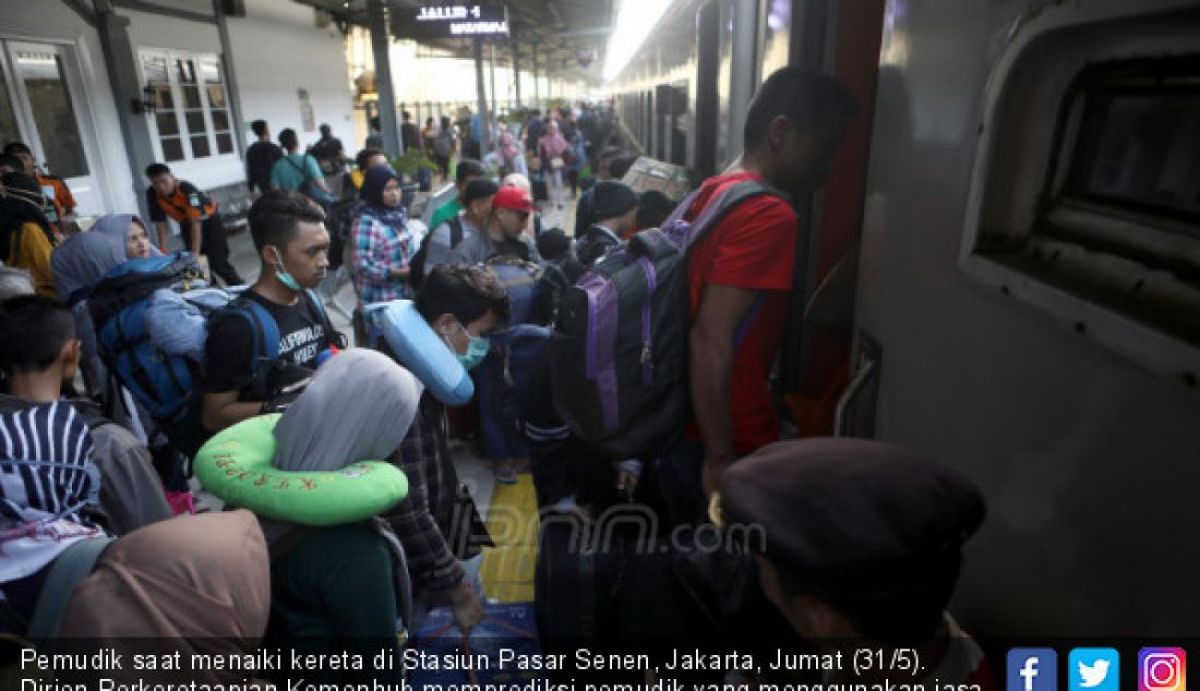 Pemudik saat menaiki kereta di Stasiun Pasar Senen, Jakarta, Jumat (31/5). Dirjen Perkeretaapian Kemenhub memprediksi pemudik yang menggunakan jasa angkutan kereta api mengalami peningkatan pada 29 Mei hingga 4 Juni dengan puncak arus mudik pada Jumat, 31 Mei 2019. - JPNN.com