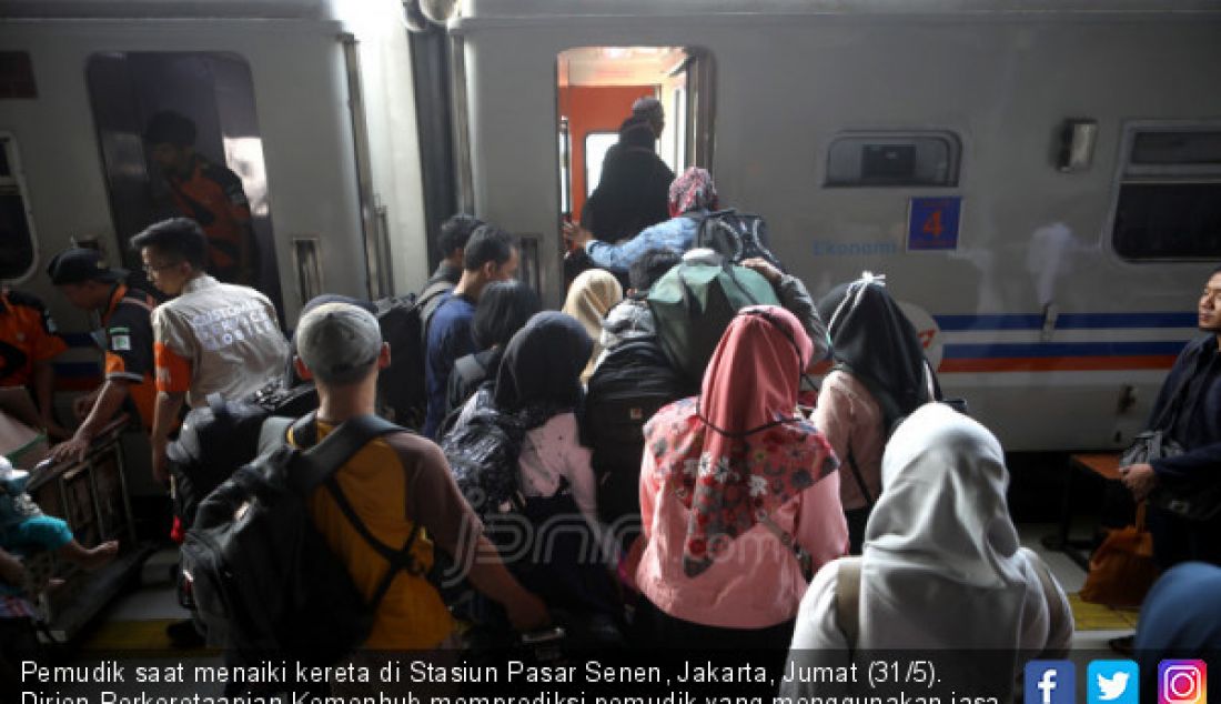 Pemudik saat menaiki kereta di Stasiun Pasar Senen, Jakarta, Jumat (31/5). Dirjen Perkeretaapian Kemenhub memprediksi pemudik yang menggunakan jasa angkutan kereta api mengalami peningkatan pada 29 Mei hingga 4 Juni dengan puncak arus mudik pada Jumat, 31 Mei 2019. - JPNN.com