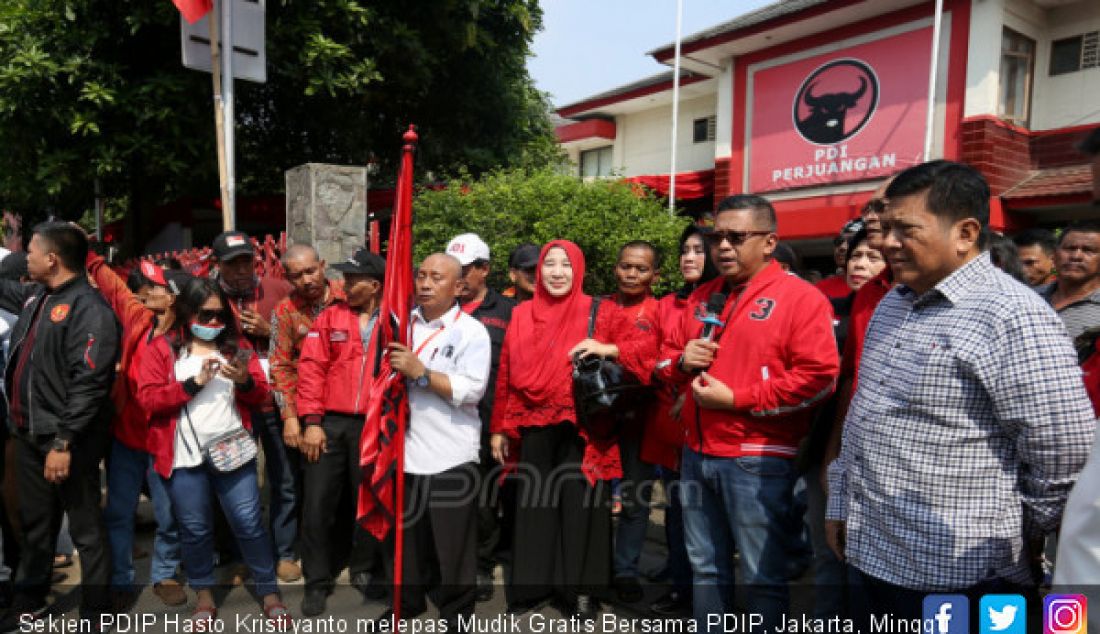 Sekjen PDIP Hasto Kristiyanto melepas Mudik Gratis Bersama PDIP, Jakarta, Minggu (2/6). PDIP memberangkatkan 12.000 pemudik ke berbagai daerah. - JPNN.com