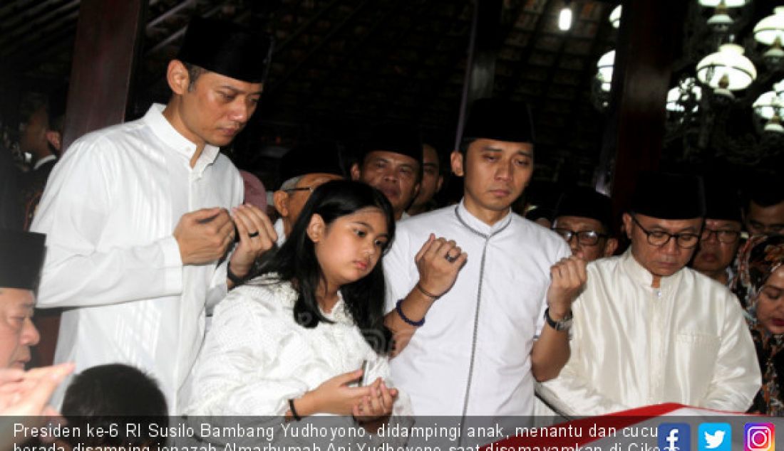 Presiden ke-6 RI Susilo Bambang Yudhoyono, didampingi anak, menantu dan cucu berada disamping jenazah Almarhumah Ani Yudhoyono saat disemayamkan di Cikeas, Bogor, Minggu (2/6). - JPNN.com