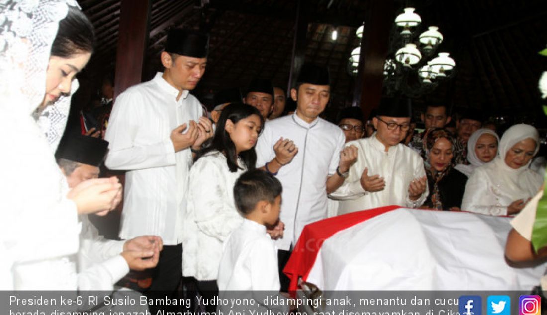 Presiden ke-6 RI Susilo Bambang Yudhoyono, didampingi anak, menantu dan cucu berada disamping jenazah Almarhumah Ani Yudhoyono saat disemayamkan di Cikeas, Bogor, Minggu (2/6). - JPNN.com