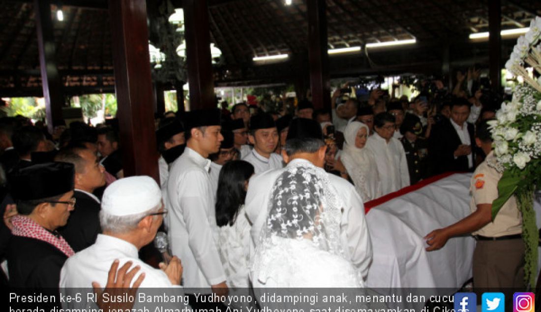 Presiden ke-6 RI Susilo Bambang Yudhoyono, didampingi anak, menantu dan cucu berada disamping jenazah Almarhumah Ani Yudhoyono saat disemayamkan di Cikeas, Bogor, Minggu (2/6). - JPNN.com