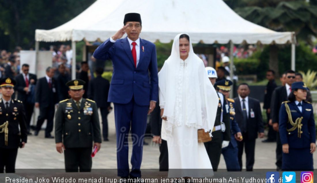 Presiden Joko Widodo menjadi Irup pemakaman jenazah almarhumah Ani Yudhoyono di Taman Makam Pahlawan (TMP), Kalibata, Jakarta, Minggu (2/6). - JPNN.com