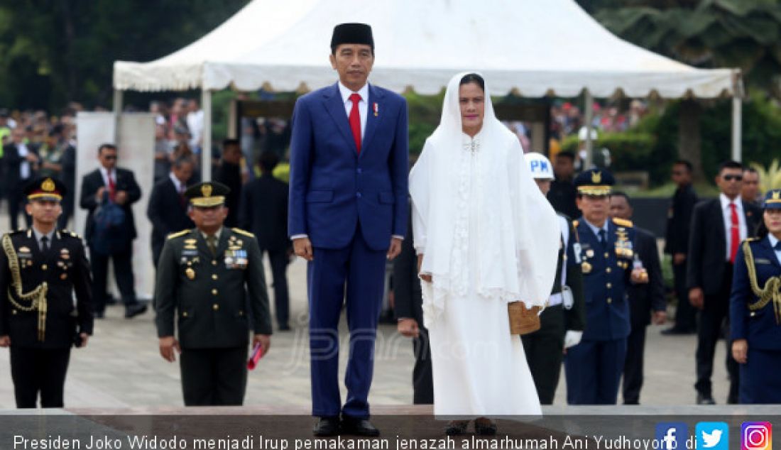 Presiden Joko Widodo menjadi Irup pemakaman jenazah almarhumah Ani Yudhoyono di Taman Makam Pahlawan (TMP), Kalibata, Jakarta, Minggu (2/6). - JPNN.com