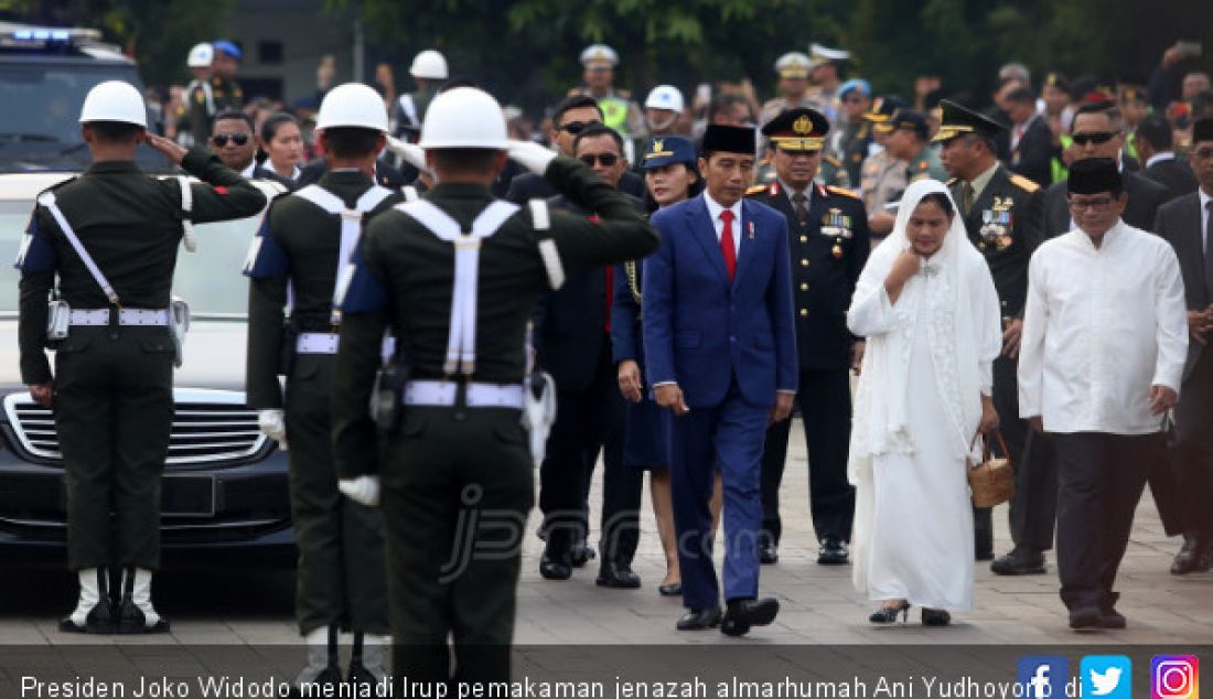 Presiden Joko Widodo menjadi Irup pemakaman jenazah almarhumah Ani Yudhoyono di Taman Makam Pahlawan (TMP), Kalibata, Jakarta, Minggu (2/6). - JPNN.com