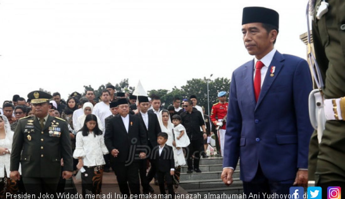 Presiden Joko Widodo menjadi Irup pemakaman jenazah almarhumah Ani Yudhoyono di Taman Makam Pahlawan (TMP), Kalibata, Jakarta, Minggu (2/6). - JPNN.com