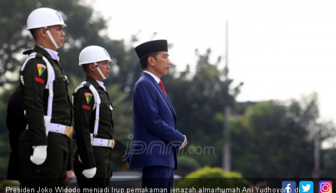 Presiden Joko Widodo menjadi Irup pemakaman jenazah almarhumah Ani Yudhoyono di Taman Makam Pahlawan (TMP), Kalibata, Jakarta, Minggu (2/6). - JPNN.com