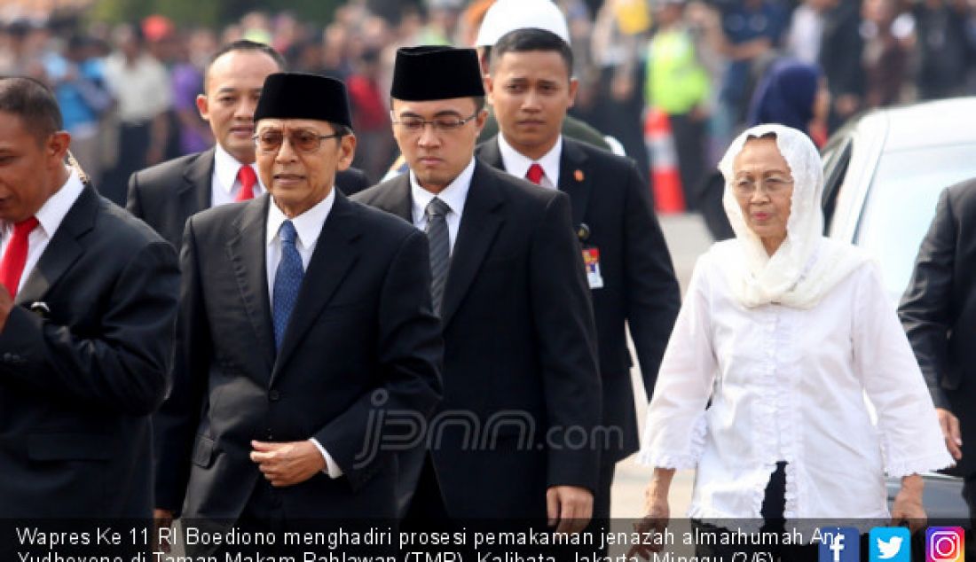 Wapres Ke 11 RI Boediono menghadiri prosesi pemakaman jenazah almarhumah Ani Yudhoyono di Taman Makam Pahlawan (TMP), Kalibata, Jakarta, Minggu (2/6). - JPNN.com