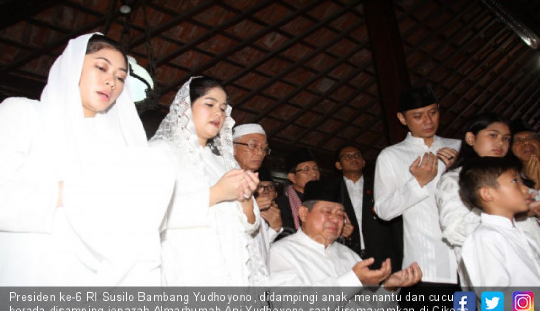 Presiden ke-6 RI Susilo Bambang Yudhoyono, didampingi anak, menantu dan cucu berada disamping jenazah Almarhumah Ani Yudhoyono saat disemayamkan di Cikeas, Bogor, Minggu (2/6). - JPNN.com