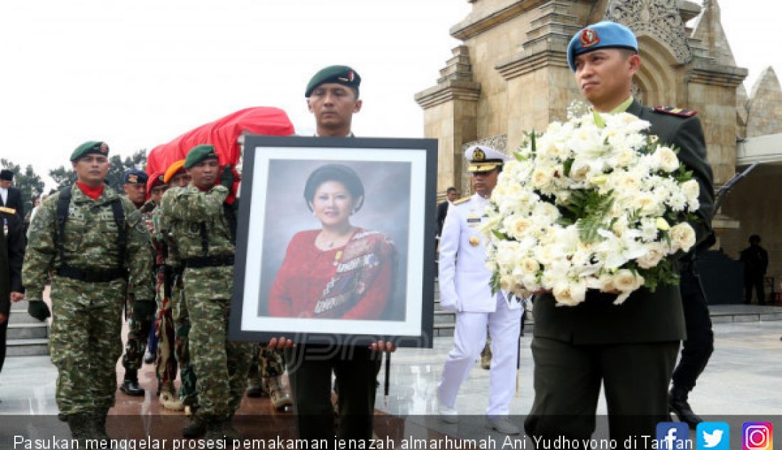 Pasukan menggelar prosesi pemakaman jenazah almarhumah Ani Yudhoyono di Taman Makam Pahlawan (TMP), Kalibata, Jakarta, Minggu (2/6). - JPNN.com