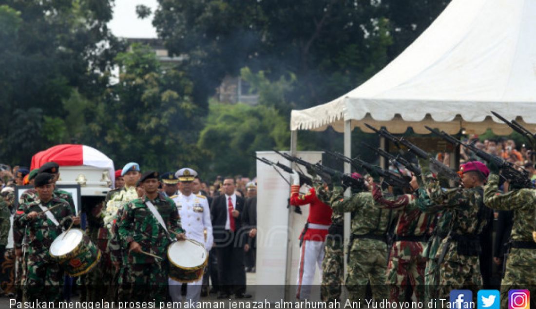 Pasukan menggelar prosesi pemakaman jenazah almarhumah Ani Yudhoyono di Taman Makam Pahlawan (TMP), Kalibata, Jakarta, Minggu (2/6). - JPNN.com