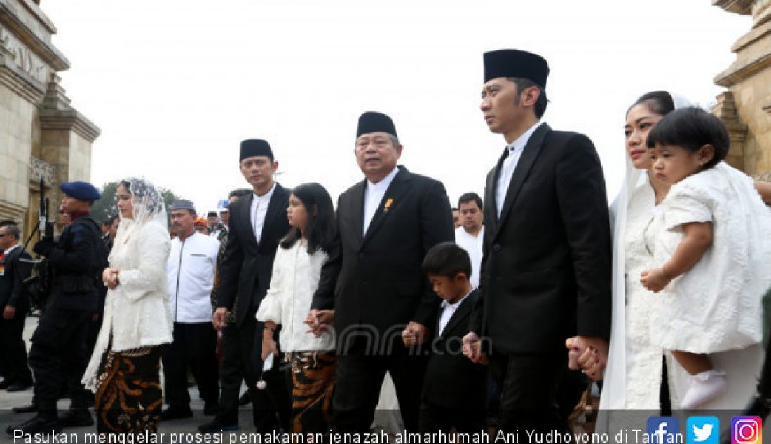 Pasukan menggelar prosesi pemakaman jenazah almarhumah Ani Yudhoyono di Taman Makam Pahlawan (TMP), Kalibata, Jakarta, Minggu (2/6). - JPNN.com