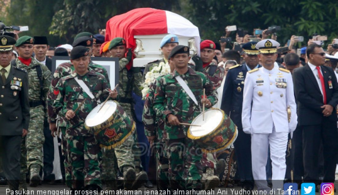 Pasukan menggelar prosesi pemakaman jenazah almarhumah Ani Yudhoyono di Taman Makam Pahlawan (TMP), Kalibata, Jakarta, Minggu (2/6). - JPNN.com