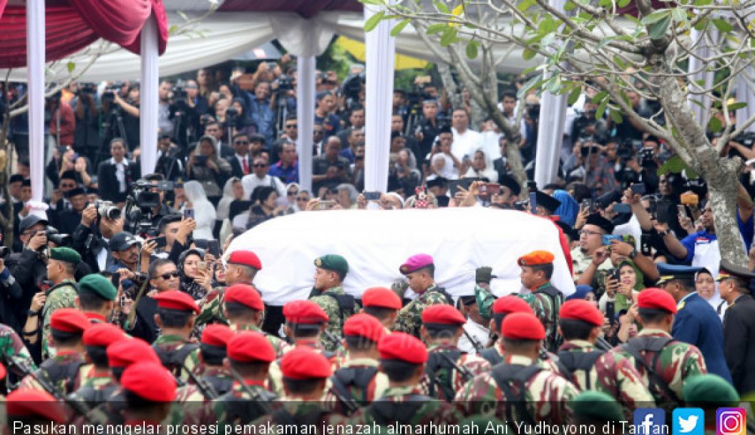 Pasukan menggelar prosesi pemakaman jenazah almarhumah Ani Yudhoyono di Taman Makam Pahlawan (TMP), Kalibata, Jakarta, Minggu (2/6). - JPNN.com