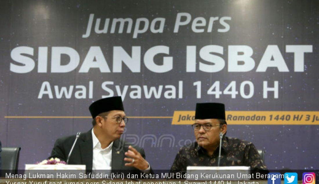 Menag Lukman Hakim Saifuddin (kiri) dan Ketua MUI Bidang Kerukunan Umat Beragama Yusnar Yusuf saat jumpa pers Sidang Isbat penentuan 1 Syawal 1440 H, Jakarta, Senin (3/6). Kementerian Agama menetapkan 1 Syawal 1440 atau Lebaran 2019 jatuh pada hari Rabu, 5 Juni 2019. - JPNN.com