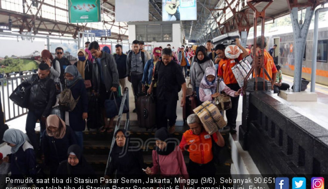 Pemudik saat tiba di Stasiun Pasar Senen, Jakarta, Minggu (9/6). Sebanyak 90.651 penumpang telah tiba di Stasiun Pasar Senen sejak 6 Juni sampai hari ini. - JPNN.com