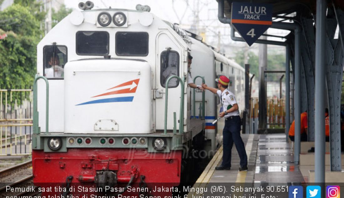 Pemudik saat tiba di Stasiun Pasar Senen, Jakarta, Minggu (9/6). Sebanyak 90.651 penumpang telah tiba di Stasiun Pasar Senen sejak 6 Juni sampai hari ini. - JPNN.com