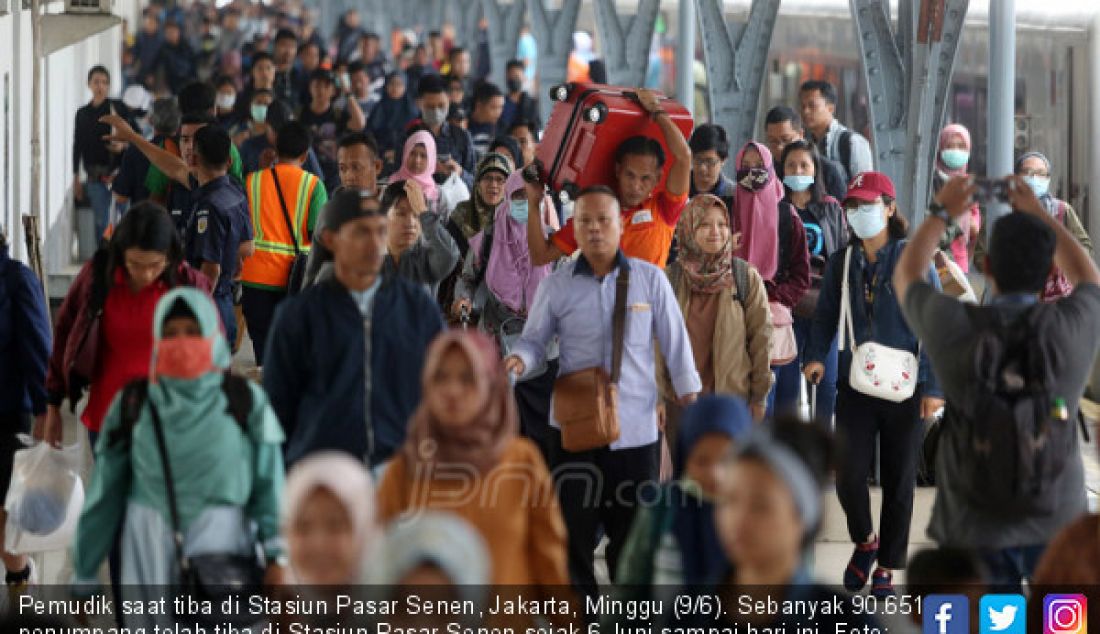 Pemudik saat tiba di Stasiun Pasar Senen, Jakarta, Minggu (9/6). Sebanyak 90.651 penumpang telah tiba di Stasiun Pasar Senen sejak 6 Juni sampai hari ini. - JPNN.com