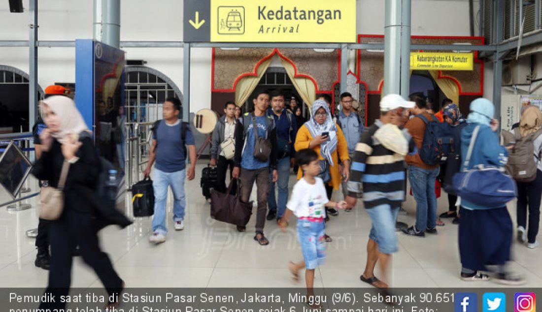 Pemudik saat tiba di Stasiun Pasar Senen, Jakarta, Minggu (9/6). Sebanyak 90.651 penumpang telah tiba di Stasiun Pasar Senen sejak 6 Juni sampai hari ini. - JPNN.com