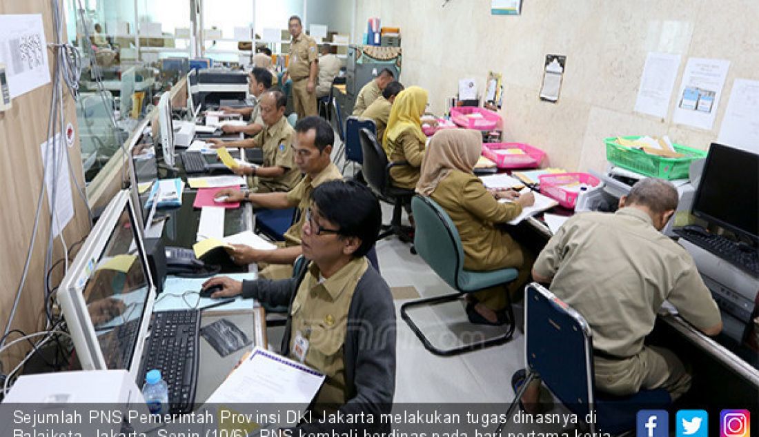 Sejumlah PNS Pemerintah Provinsi DKI Jakarta melakukan tugas dinasnya di Balaikota, Jakarta, Senin (10/6). PNS kembali berdinas pada hari pertama kerja usai libur nasional dan cuti bersama Hari Raya Idul Fitri 1440 H. - JPNN.com