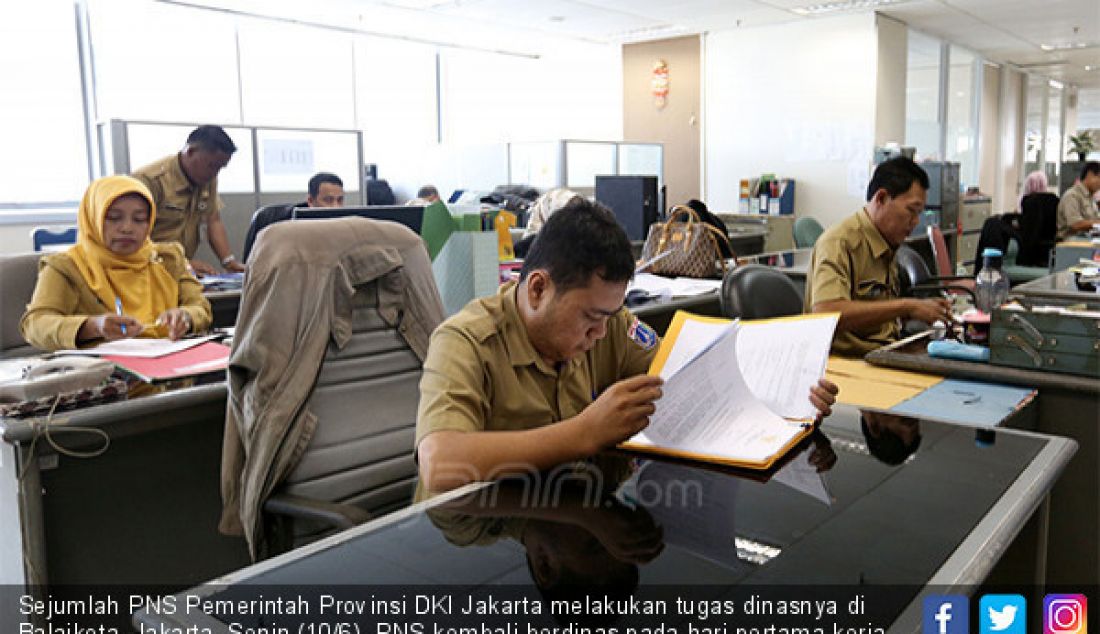 Sejumlah PNS Pemerintah Provinsi DKI Jakarta melakukan tugas dinasnya di Balaikota, Jakarta, Senin (10/6). PNS kembali berdinas pada hari pertama kerja usai libur nasional dan cuti bersama Hari Raya Idul Fitri 1440 H. - JPNN.com