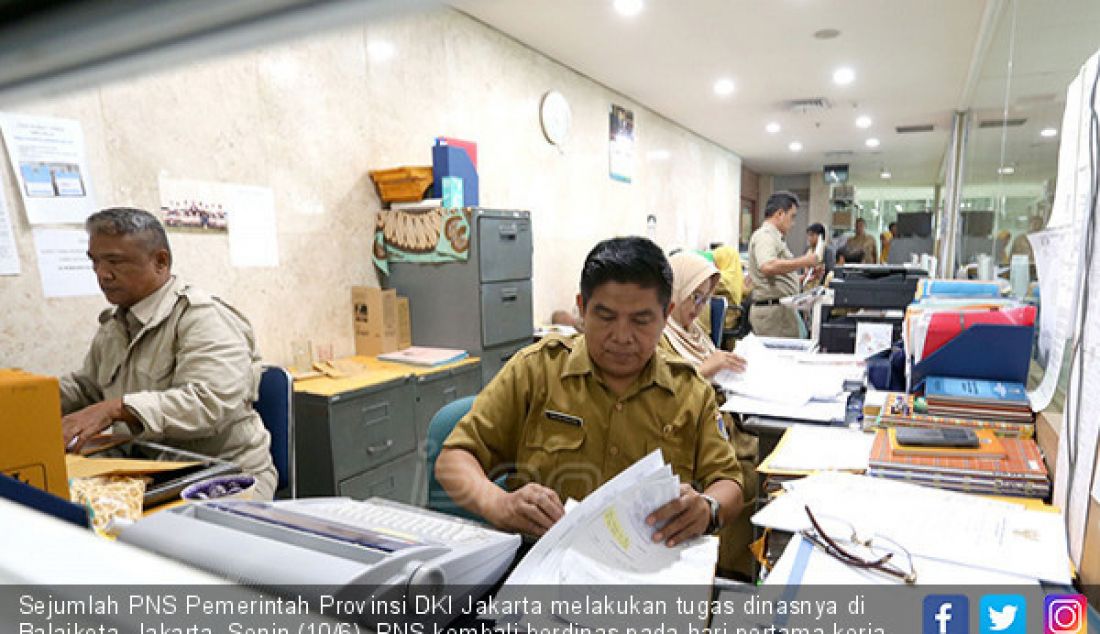 Sejumlah PNS Pemerintah Provinsi DKI Jakarta melakukan tugas dinasnya di Balaikota, Jakarta, Senin (10/6). PNS kembali berdinas pada hari pertama kerja usai libur nasional dan cuti bersama Hari Raya Idul Fitri 1440 H. - JPNN.com