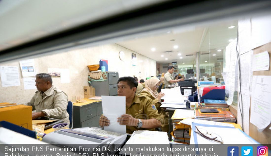 Sejumlah PNS Pemerintah Provinsi DKI Jakarta melakukan tugas dinasnya di Balaikota, Jakarta, Senin (10/6). PNS kembali berdinas pada hari pertama kerja usai libur nasional dan cuti bersama Hari Raya Idul Fitri 1440 H. - JPNN.com