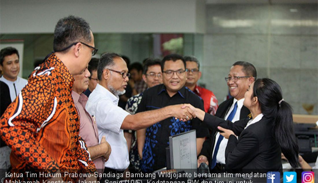 Ketua Tim Hukum Prabowo-Sandiaga Bambang Widjojanto bersama tim mendatangi Mahkamah Konstitusi, Jakarta, Senin (10/6). Kedatangan BW dan tim ini untuk perbaikan permohonan sengketa hasil pilpres serta dokumen yang diperlukan. - JPNN.com