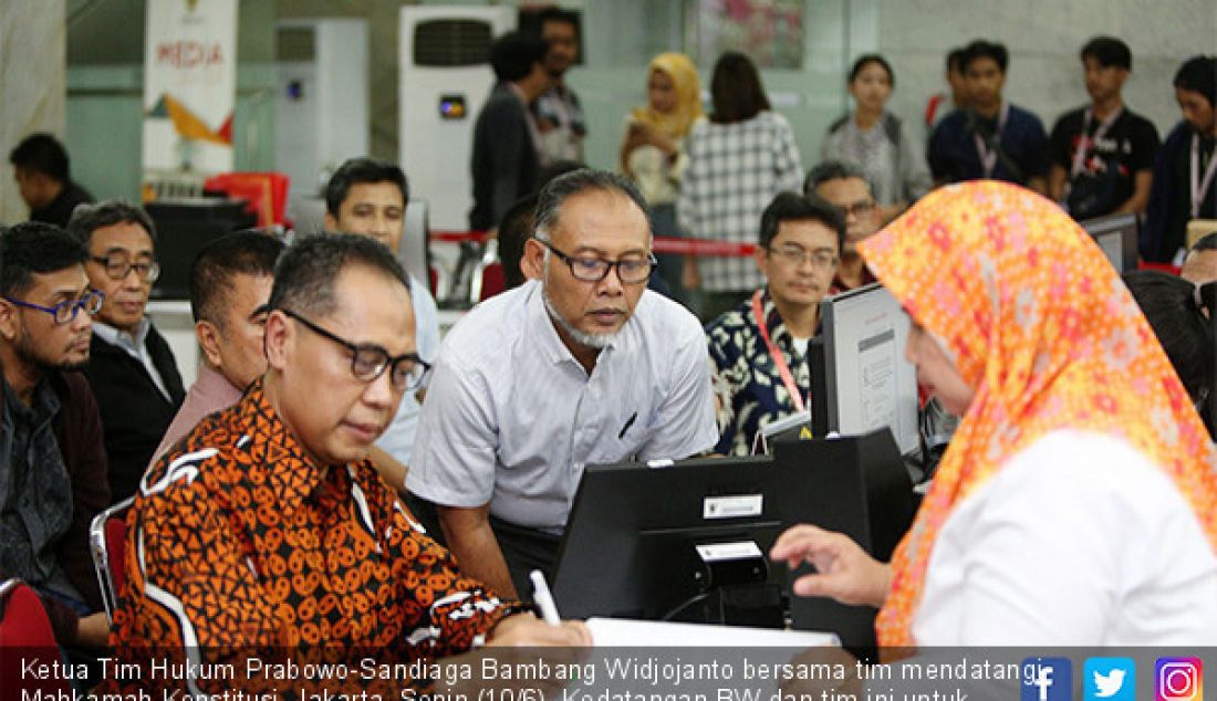 Ketua Tim Hukum Prabowo-Sandiaga Bambang Widjojanto bersama tim mendatangi Mahkamah Konstitusi, Jakarta, Senin (10/6). Kedatangan BW dan tim ini untuk perbaikan permohonan sengketa hasil pilpres serta dokumen yang diperlukan. - JPNN.com