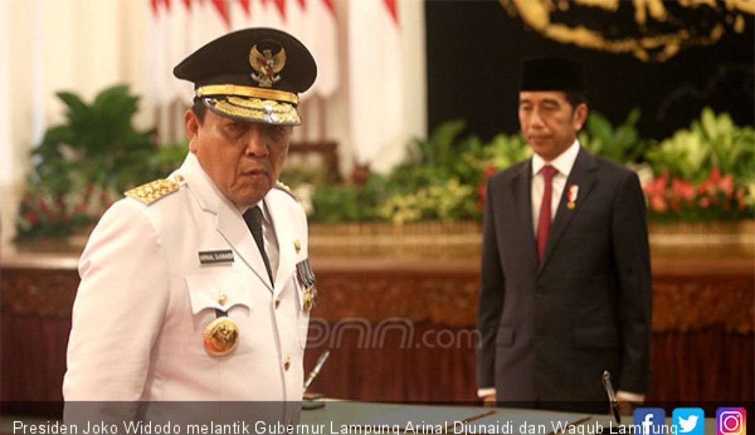 Presiden Joko Widodo melantik Gubernur Lampung Arinal Djunaidi dan Wagub Lampung Chusnunia Chalim di Istana Negara, Jakarta, Rabu (12/6). - JPNN.com