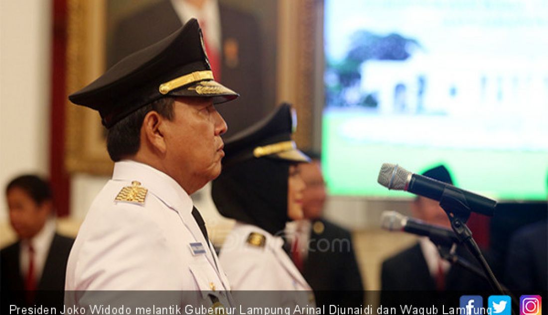 Presiden Joko Widodo melantik Gubernur Lampung Arinal Djunaidi dan Wagub Lampung Chusnunia Chalim di Istana Negara, Jakarta, Rabu (12/6). - JPNN.com